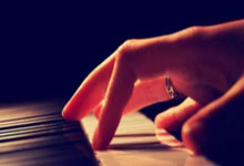 精彩比赛连连：球员们全力以赴拼搏进取